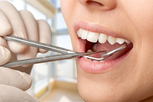 Zahnarzt-Anthony-Parsons-Parodontologie
