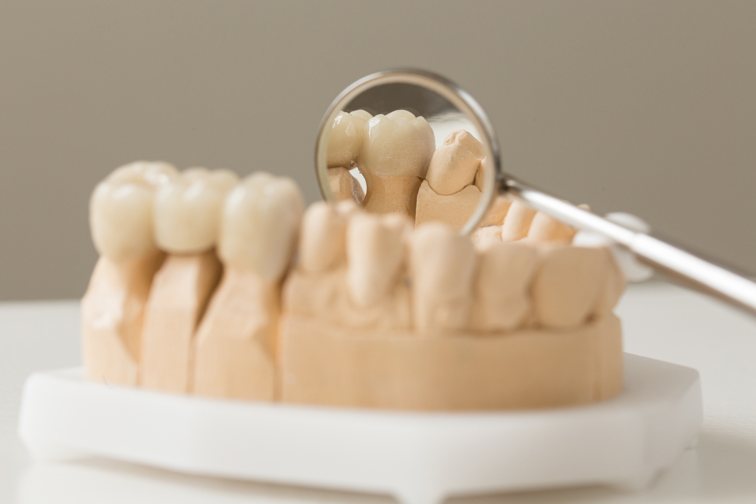 Zahnarzt-Anthony-Parsons-Zahnersatz